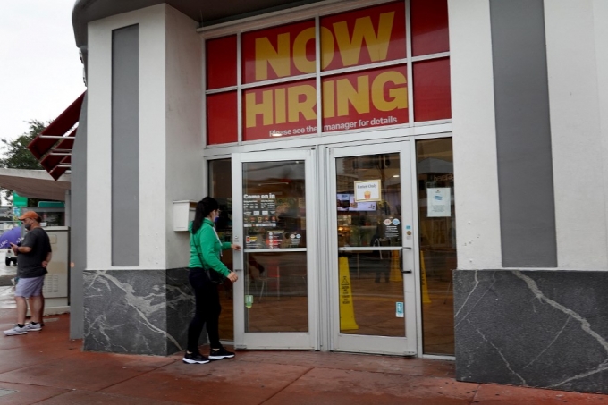  지난해 11월 미국의 한 맥도날드 매장이 출입문 위에 직원을 채용한다는 문구를 크게 적어놓은 모습./AFPBBNews=뉴스1