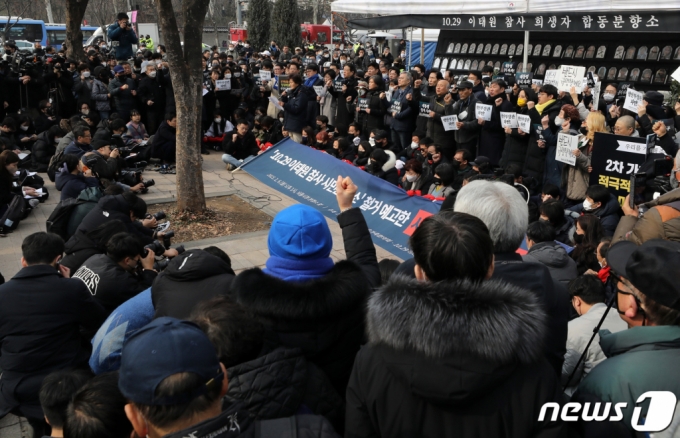 이태원 참사 유가족협의회와 시민대책회의 회원들이 6일 오후 서울시청 앞에 마련된 시민합동분향소에서 열린 기자회견에서 분향소 철거 시도하는 서울시를 규탄한다는 구호를 외치고 있다 /사진=뉴스1 