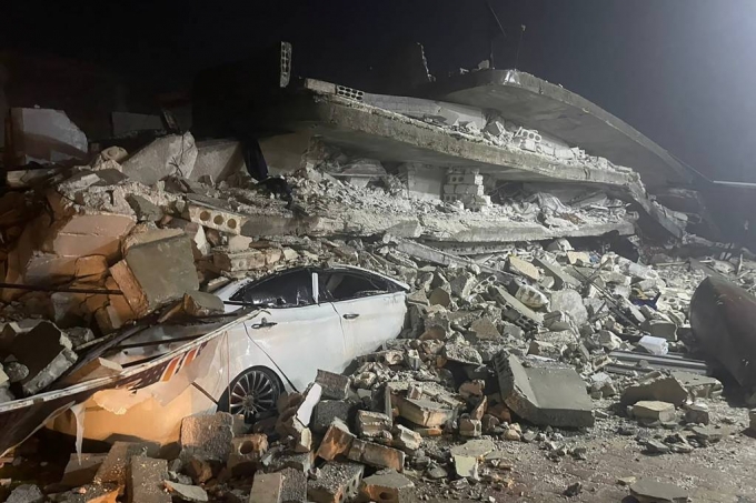 [아즈마=AP/뉴시스] 6일(현지시간) 튀르키예 남부 지카흐라만마라슈주 인근에서 발생한 규모 7.8의 강진으로 시리아 이들리브주 아즈마에 있는 건물이 무너져 차량이 깔려 있다. 이 지진으로 최소 42명이 숨졌으며 이 숫자는 더 늘어날 것으로 보인다. 2023.02.06.