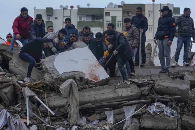 튀르키예 남부 아다나에서 주민들이 지진으로 파괴된 건물 잔해를 수색하고 있다. 이날 새벽에 발생한 지진과 여진으로 튀르키예와 시리아에서의 사망자 숫자는 늘어가고 있다. / 사진=뉴시스