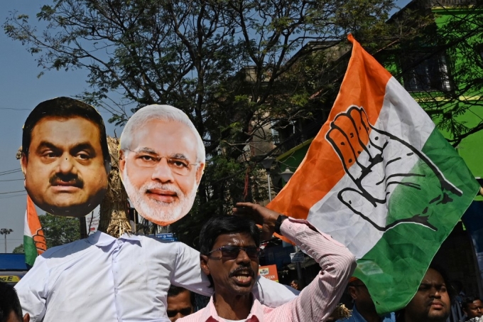 6일(현지시간) 인도 전역에서 야당 주도로 아다니그룹의 주가 조작 및 회계 부정 의혹과 나렌드라 모디 총리와의 유착 의혹을 조사해야 한다는 시위가 열렸다./AFPBBNews=뉴스1