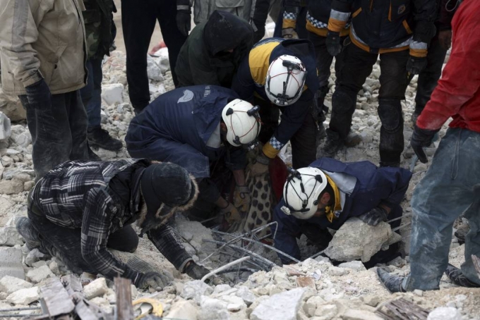 [베스니아=AP/뉴시스] 6일(현지시간) 튀르키예와 국경 지역인 시리아 이드리브주 베스니아에서 민방위대원들이 지진으로 무너진 건물 잔해를 수색하고 있다. 이날 새벽 시리아 인근 튀르키예에서 발생한 지진으로 사망자 숫자가 늘어나고 있다. 2023.02.07.