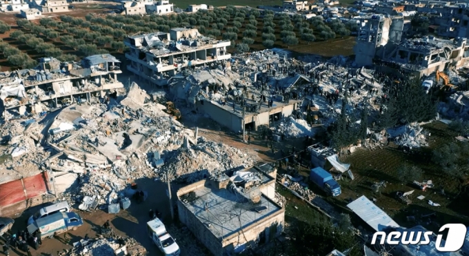 (알레포 로이터=뉴스1) 이유진 기자 = 6일(현지시간) 튀르키예(터키)와 시리아를 덮친 대지진으로 인해 시리아 알레포 지역의 수많은 건물이 붕괴된 가운데, 현재 수색 및 구조 작업이 한창이다. 양국에서 이번 지진 여파로 현재까지 파악된 사망자만 7900여명에 달한다.   ⓒ 로이터=뉴스1  Copyright (C) 뉴스1. All rights reserved. 무단 전재 및 재배포 금지.