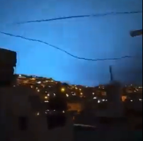 튀르키예의 한 도시에서 '지진광'으로 추정되는 푸른색 불빛이 번쩍이는 모습./사진=트위터 캡처