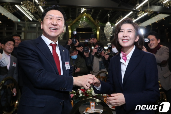  국민의힘 당권 주자인 김기현 의원과 나경원 전 의원이 9일 서울 마포구 케이터틀에서 열린 '새로운 민심 전국대회'에서 만나 악수하고 있다./사진=뉴스1
