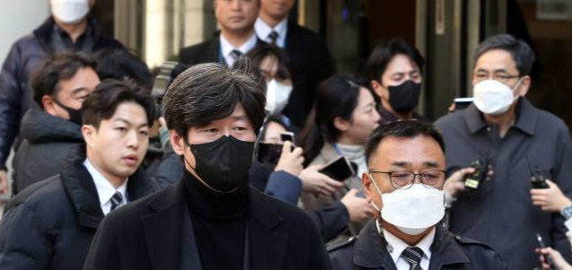곽상도 전 국민의힘 의원(맨오른쪽)이 지난 8일 서울중앙지법에서 1심 재판 선고를 받고 나오면서 대장동 민간사업자인 남욱 변호사(왼쪽 세번째) 변호사를 바라보고 있다. /사진=뉴시스