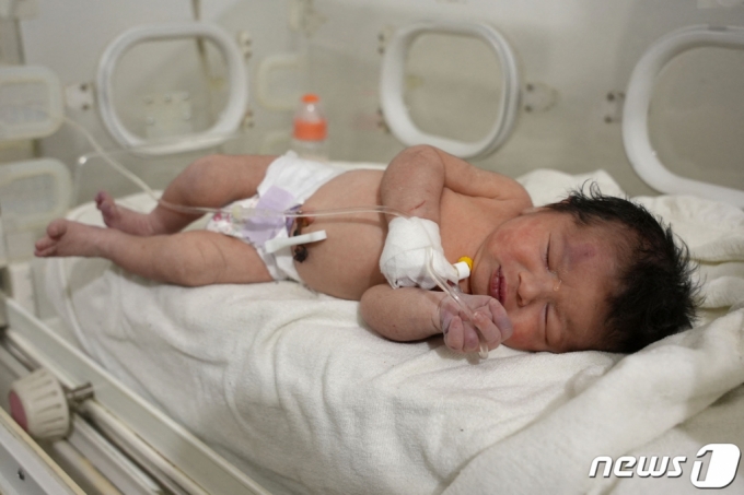 6일(현지시간) 시리아 북서부 잔다리스에서 탯줄도 떼지 않은 신생아 생존자가 발견됐다. 의료진은 '신의 계시'를 뜻하는 아랍어를 따 '아야'라는 이름을 붙였다.  /AFPBBNews=뉴스1.
