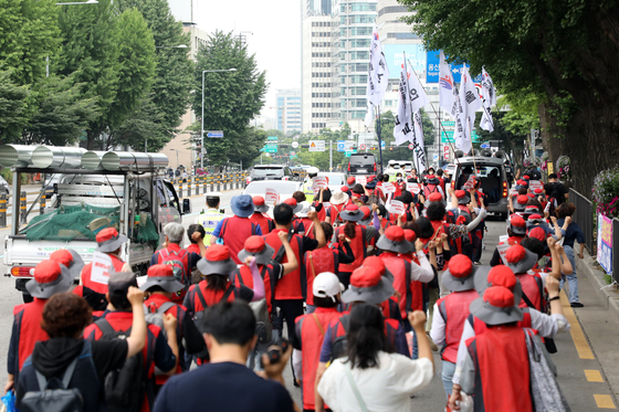 민주노총 전국돌봄서비스노조와 요양서비스노조 조합원들이 지난해 6월 18일 오후 서울 용산구 한강대로에서 용산 대통령집무실 방향으로 행진하고 있다.  (사진은 기사와 직접적인 연관 없음) /사진=뉴스1