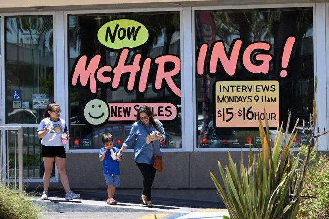 미국 캘리포니아주 가든그로브에 위치한 한 맥도날드 매장 창문에 직원을 구한다는 글씨가 적혀있다./ⓒAFP=뉴스1
