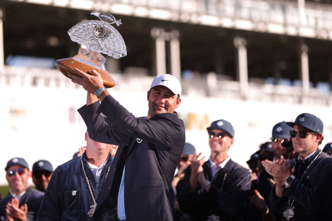 스코티 셰플러가 13일 PGA 투어 피닉스오픈에서 우승을 차지한 뒤 트로피를 들어올리고 있다. /사진=AFPBBNews=뉴스1