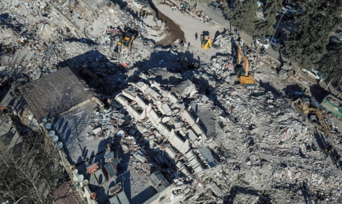 13일(현지시각) 규모 7.8의 강진이 강타한 튀르키예 카라만마라슈에서 폭격을 맞은 듯 붕괴된 건물이 보인다. / 사진=뉴스1