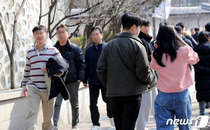 낮들어 비교적 포근한 날씨를 보인 17일 서울 중구 정동길에서 비교적 가벼운 차림을 한 시민들이 산책하고 있다. /사진=뉴스1