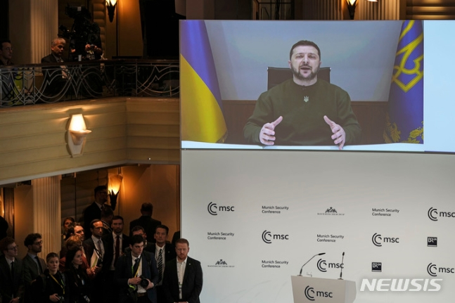 [뮌헨=AP/뉴시스]17일(현지시간) 독일에서 열린 뮌헨안보회의가 개막했다. 볼로디미르 젤렌스키 우크라이나 대통령이 화상을 통해 연설하고 있다. 