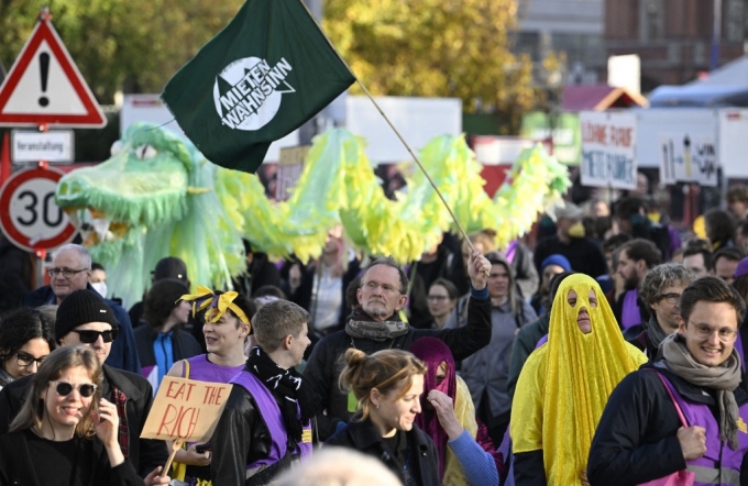 지난해 11월 독일 베를린에서 시민들이 임대료와 식료품, 에너지 가격 폭등에 항의하는 시위를 벌이고 있다./AFPBBNews=뉴스1