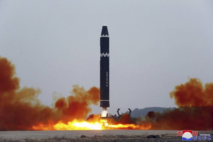 북한 조선중앙통신이 제공한 사진에 북한군이 18일 북한 평양국제비행장에서 화성-15형 대륙간탄도미사일(ICBM)을 시험 발사하고 있다./사진=뉴시스, 조선중앙통신