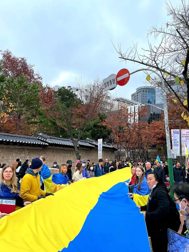 지난해 11월 23일  서울 중구 러시아대사관 인근에서 반전집회를 열고 있는 재한 우크라이나인들. /사진=페이스북 그룹 '한국의 우크라이나인들'(Ukrainians in Korea)