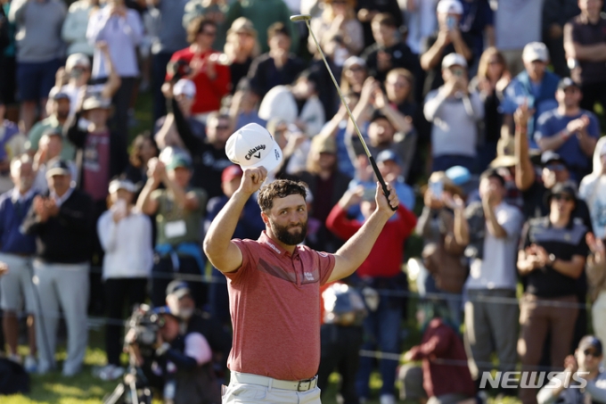 욘 람이 20일 PGA 제네시스 인비테이셔널 마지막 라운드에서 챔피언 퍼트를 성공시킨 뒤 갤러리들의 환호에 손을 들어 화답하고 있다. /사진=뉴시스