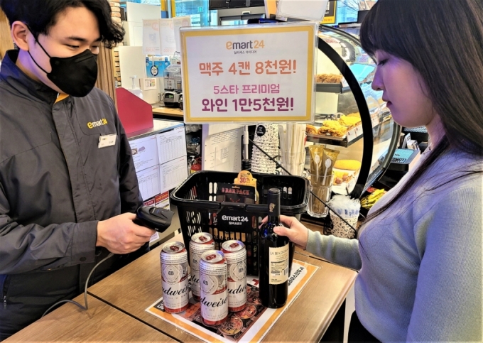 성수동에 위치한 이마트24 매장에서 고객이 '비어&와인 위크' 행사 상품을 구매하고 있다/사진제공= 이마트24