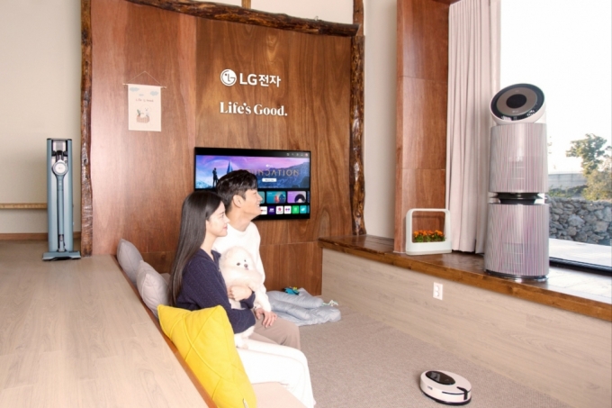  LG전자가 마련한 '어나더 하우스 펫 스테이 안성'에서 LG 프리미엄 가전을 체험하는 모습. / 사진 = LG전자 제공