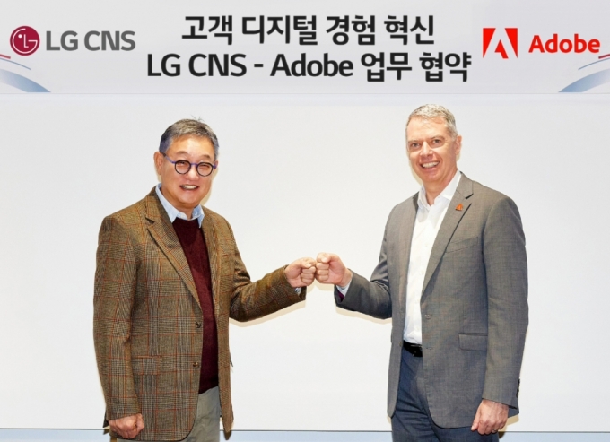 LG CNS 현신균 대표(왼쪽)와 어도비코리아 사이먼 데일(Simon Dale) 사장(오른쪽)이 협약 체결 후 기념촬영하는 모습 / 사진제공=LG CNS