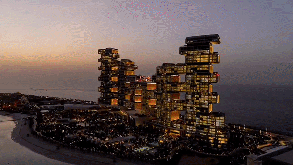 쌍용건설이 시공한 아랍에미리트(UAE) 두바이의 특급호텔 '아틀란티스 더 로열'(Atlantis The Royal)이 완공된 가운데, 호텔 전경과 내부 모습이 담긴 영상이 공개됐다. /영상=쌍용건설 제공