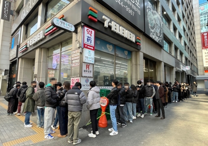 지난 23일, 서울 잠실역 인근 세븐일레븐 챌린지스토어점 앞에 위스키를 구입하러 온 소비자들이 줄을 서고 있다/사진제공= 세븐일레븐