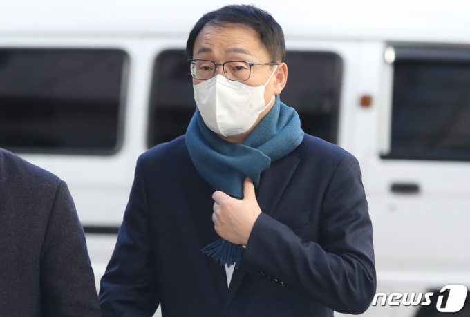 구현모 KT 대표가 지난달 18일 오후 서초구 서울중앙지법에서 열린 정치자금법위반 공판에 출석하고 있다. /사진=뉴스1.