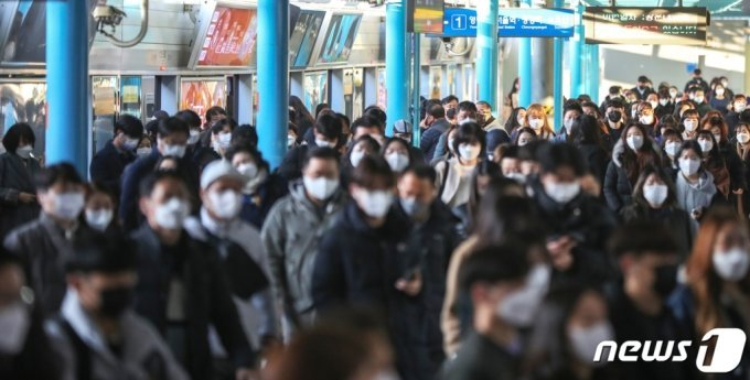 전 세계가 역대 최악의 팬데믹을 경험했다. 사진은 서울 지하철 신도림역에서 내린 승객들이 마스크를 쓰고 이동하는 모습. /사진=뉴스1