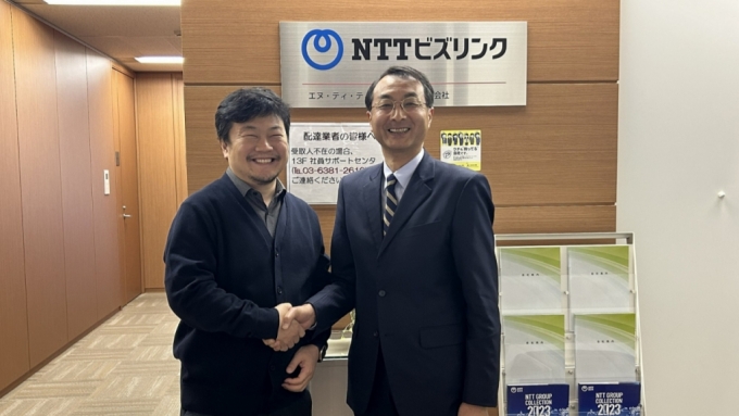 김켄 쓰리아이 대표(왼쪽)와 카자미 다케시 NTT 비즈링크 대표가 업무협약을 맺고 있다. /사진=쓰리아이 제공 