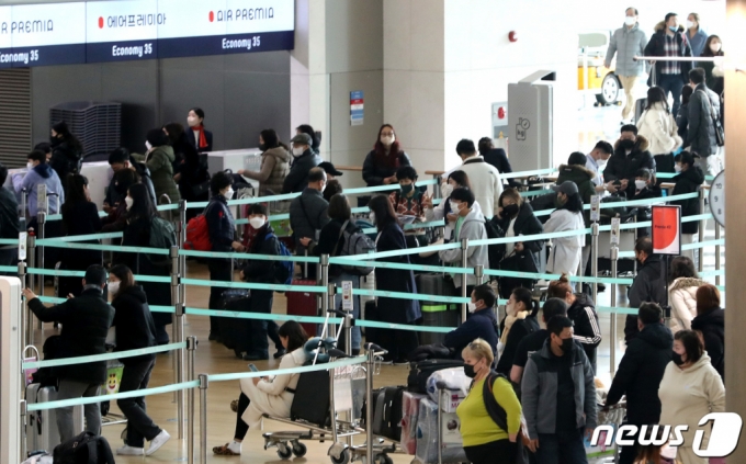 인천공항을 찾는 이용객 수가 3년 만에 반등을 이룬 올해 1월 8일 인천국제공항 제1여객터미널 출국장이 붐비고 있다. /사진=뉴스1.