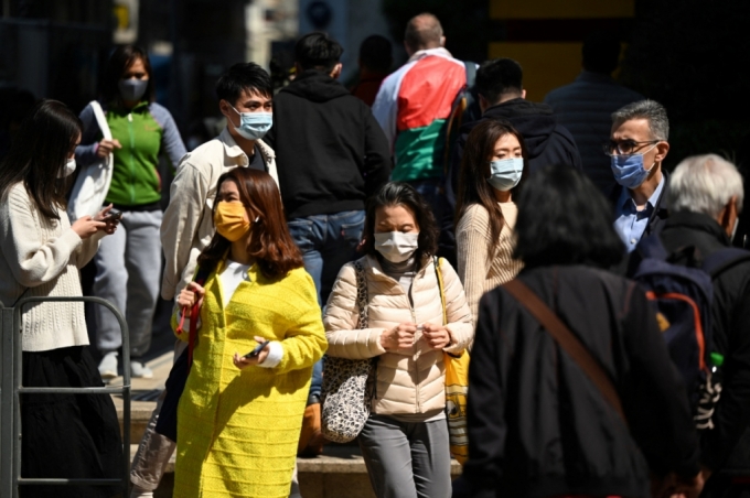 27일 실외에서 마스크를 착용한 홍콩 시민들 /AFPBBNews=뉴스1