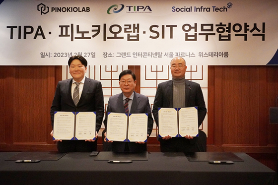 (사진 왼쪽부터)조용석 피노키오랩 대표, 정남기 TIPA 회장, 김종현 소셜인프라테크 대표가 업무협약을 체결하고 기념사진을 촬영 중이다/사진제공=소셜인프라테크
