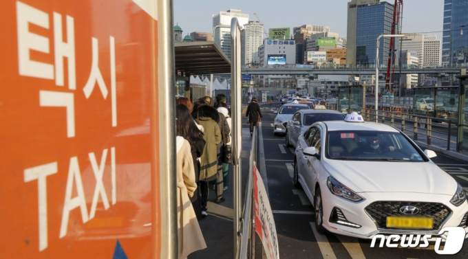 24일 서울시에 따르면 3800원이던 서울 중형택시 기본요금이 지난 1일 오전 4시부터 4800원으로 올랐다. 이달부터 할증률도 기존 20%에서 40%로 높아졌다. 밤 11시부터 다음날 오전 2시 사이 택시를 이용하면 기본요금은 6700원이다./사진=뉴스1 