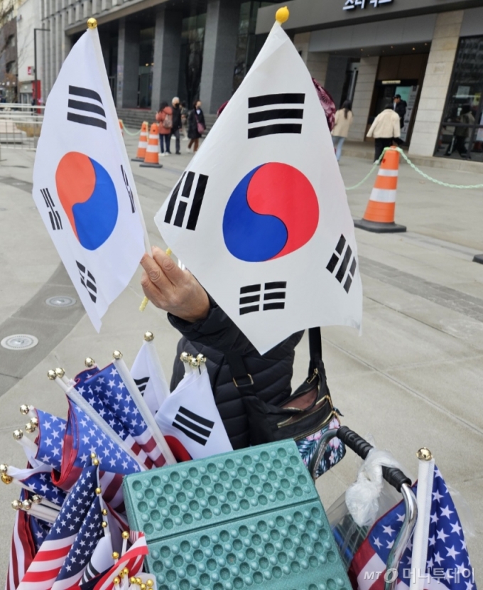 제104주년 삼일절인 1일 오후 서울 광화문 광장에서 한 상인이 태극기를 팔고 있다. 소형 태극기 중 가장 큰 건 5000원, 가장 작은 비닐 재질 태극기는 1000원이다. /사진=정세진 기자 