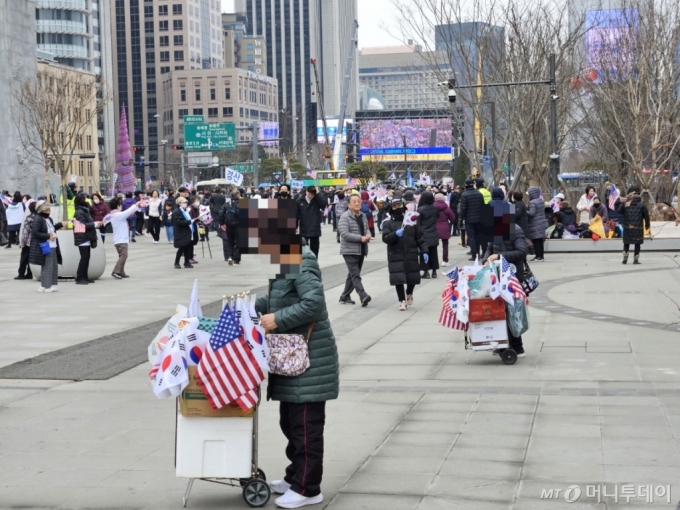 제104주년 삼일절인 1일 오후 서울 광화문 광장에서 상인들이 태극기를 팔고 있다. /사진=정세진 기자