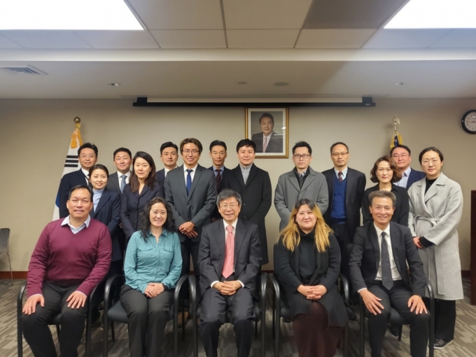 김의환 뉴욕총영사(아랫줄 가운데)와 영사들이 외부 전문가들과 지난 28일 모여 'Korean-American Community Council(약칭 KACC)' 창설을 합의했다.  /사진제공= 뉴욕총영사관