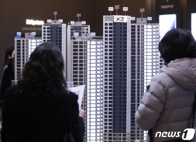 24일 오후 서울 영등포구 양평동에 마련된 GS건설 영등포자이 디그니티 모델하우스에서 시민들이 모형 주택을 살펴보고 있다.  /사진=뉴스1
