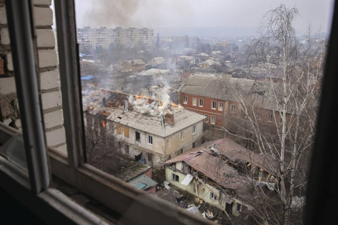 [바흐무트=AP/뉴시스] 지난달 27일(현지시간) 우크라이나 도네츠크주에서 러시아군과 가장 치열한 전투가 벌어지고 있는 바흐무트의 한 건물이 불에 타고 있다. 2023.03.01.