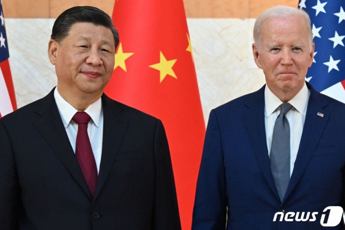 조 바이든 미국 대통령(오른쪽)과 시진핑 중국 국가주석이 2022년 11월 14일 (현지시간) 인도네시아 발리 누사두아에서 열린주요 20개국(G20) 정상회의 중 첫 대면 정상회담을 위해 만나 포즈를 취하고 있다.  /AFPBBNews=뉴스1