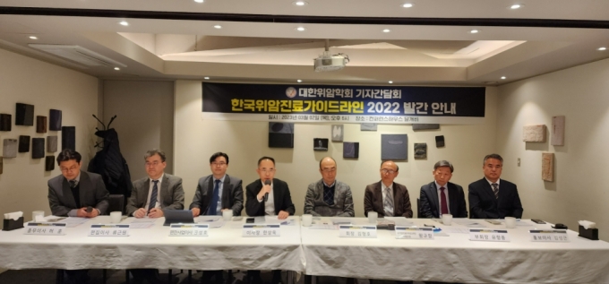 한상욱(왼쪽 4번째) 대한위암학회 이사장이 2일 열린 기자간담회에서 '한국 위암 진료 가이드라인 2022'의 발간 배경을 설명하고 있다. /사진=정심교 기자 