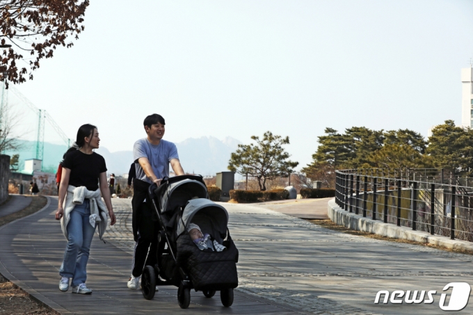 지난 6일 오후 서울 강북구 북서울꿈의숲에서 반팔을 입은 부부가 산책을 하고 있다. /사진=뉴스1