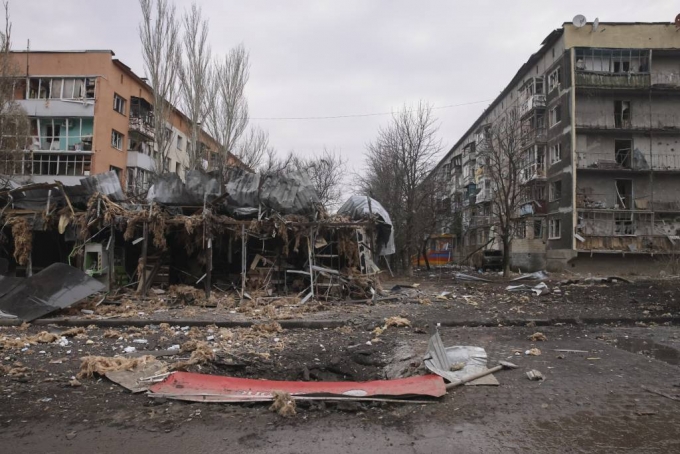 2월 27일(현지시간) 우크라이나 도네츠크주에서 러시아군과 가장 치열한 전투가 벌어지고 있는 바흐무트의 건물들이 폐허로 남아 있다. /AP=뉴시스