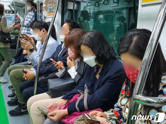 서울 지하철 2호선을 탑승한 시민들이 마스크를 착용하고 있다. /사진= 뉴스1