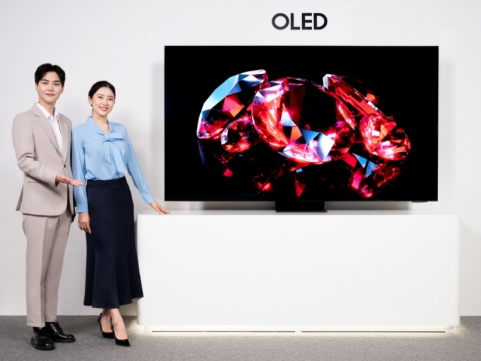 삼성전자 모델이 올해 국내 시장에 첫 선을 보이는 삼성 OLED를 소개하고 있는 모습. / 사진 = 삼성전자 제공