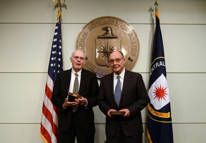 존 다우니(왼쪽)와 리처드 펙토는 2013년 CIA 훈장을 받았다. /사진=Central Intelligence Agency