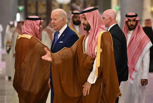 (제다 AFP=뉴스1) 우동명 기자 = 조 바이든 미국 대통령과 무함마드 빈살만 사우디아라비아 왕세자가 16일(현지시간) 제다에서 열린 걸프협력회의(GCC)+3 정상회의에 참석을 하고 있다.   (C) AFP=뉴스1  