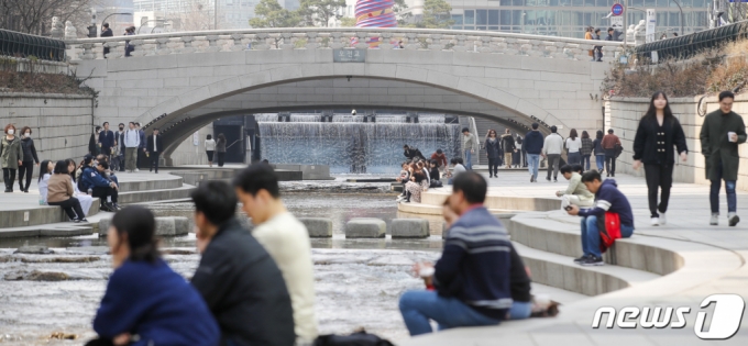  낮 기온이 20도를 웃도는 등 포근한 날씨를 보인 지난 10일 오후 서울 종로구 청계천에서 시민들이 산책을 하고 있다. /사진=뉴스1