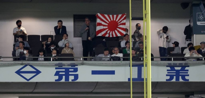 지난 10일 일본 도쿄돔에서 열린 월드 베이스볼 클래식(WBC) 2023 B조 일본과 대한민국의 경기, 한 일본 야구팬이 욱일기를 들고 일본팀을 응원하고 있다. /사진=뉴시스