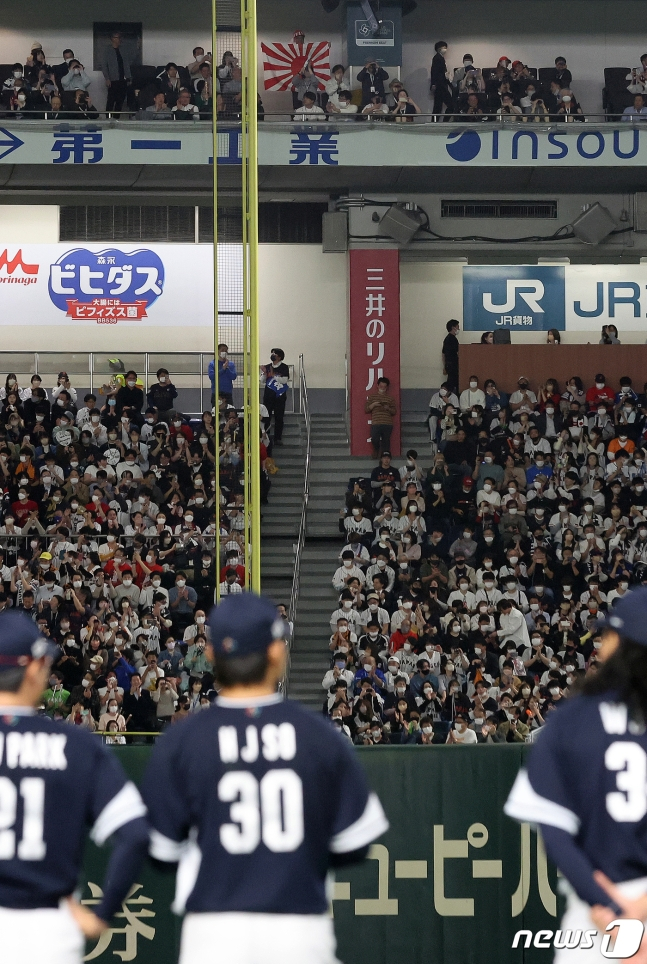 한 일본 관중이 10일 오후 일본 도쿄돔에서 열린 2023 월드베이스볼클래식(WBC) B조 1라운드 대한민국과 일본의 경기를 앞두고 욱일기를 펼치고 있다. /사진=뉴스1
