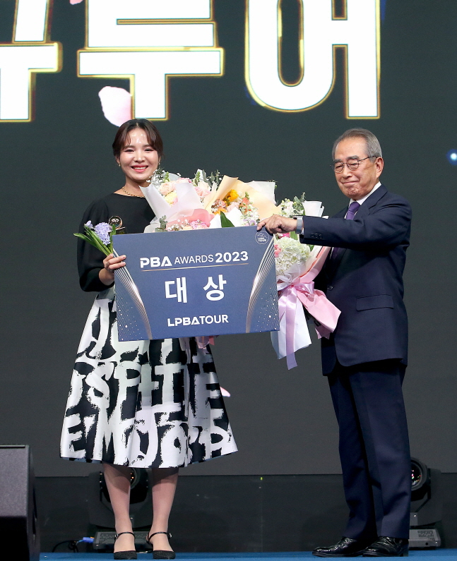 여자부 대상을 수상한 스롱 피아비(왼쪽)와 김영수 총재. /사진=PBA 투어